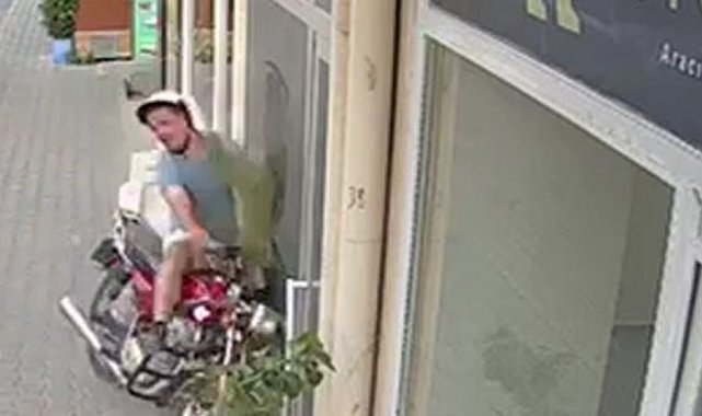 Motosiklet iş yerine girdi, kask hayat kurtardı