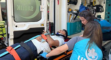 Motosiklet, park etmeye çalışan araca çarptı: 1 yaralı