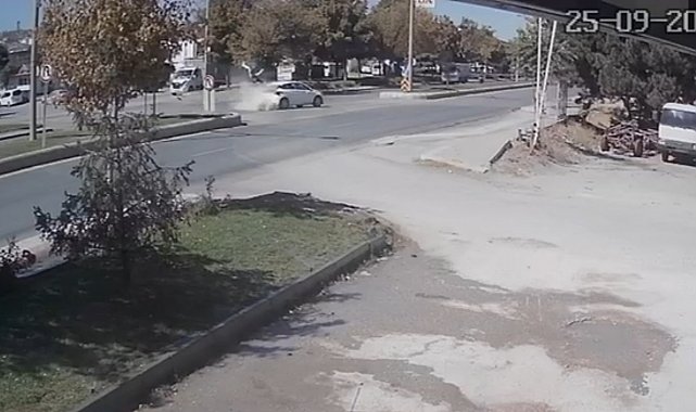 Motosiklet sürücüsünün ağır yaraladığı feci kaza kamerada