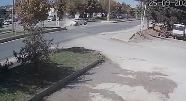 Motosiklet sürücüsünün ağır yaraladığı feci kaza kamerada