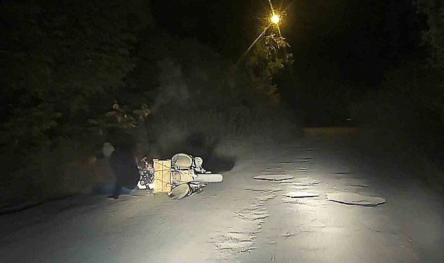 Motosikletli genç dereye uçmaktan son anda kurtuldu: Kaza anı kamerada