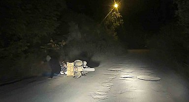 Motosikletli genç dereye uçmaktan son anda kurtuldu: Kaza anı kamerada