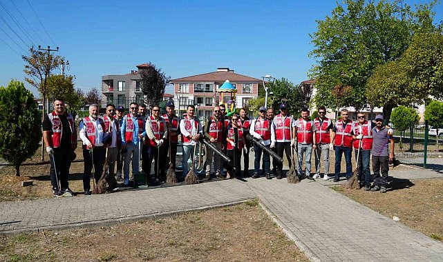 Müdürler Aziziye Çocuk Parkı'nı temizledi