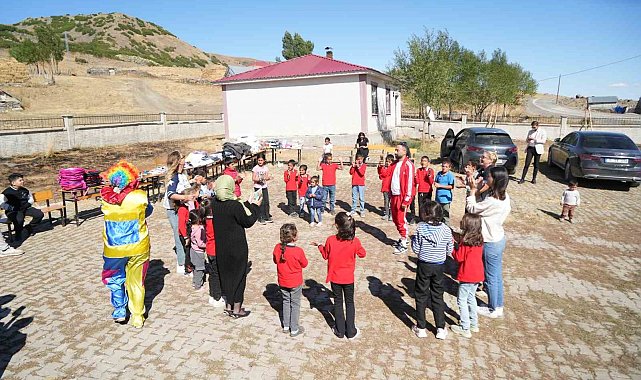 Muş'ta gönüllüler köy çocuklarına mutluluk taşıdı