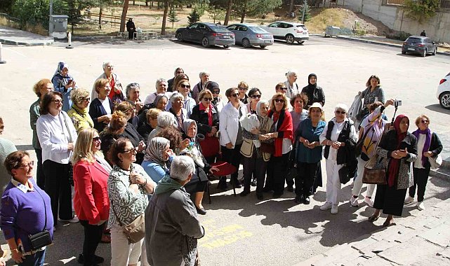 Nenehatun Kız Anadolu Lisesi'nin yarım asırlık mezunları bir araya geldi