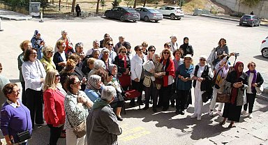 Nenehatun Kız Anadolu Lisesi'nin yarım asırlık mezunları bir araya geldi