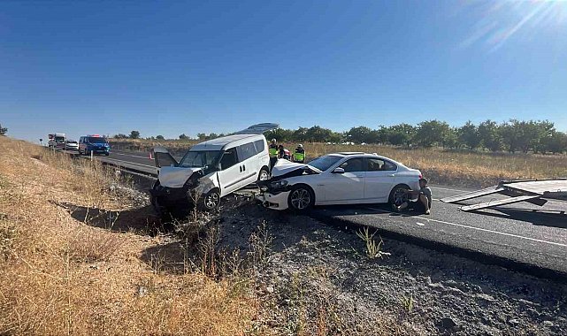 Nevşehir'de iki araç kafa kafaya çarpıştı: 14 yaralı