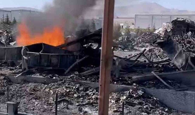 Niğde OSB'deki fabrika yangınının ardından yanıcı hammaddeler yeniden tutuşuyor