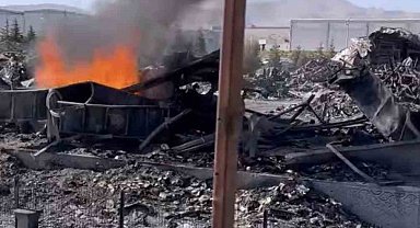 Niğde OSB'deki fabrika yangınının ardından yanıcı hammaddeler yeniden tutuşuyor