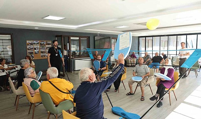 Nilüfer'de huzurevi sakinleri "Balon Voleybolu" ile eğlendi