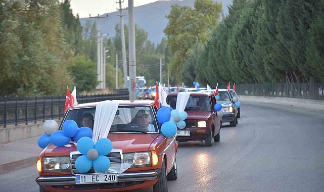 Nostaljik araçları sünnet aracı yaptılar, çocuklara şehir turu attırdılar