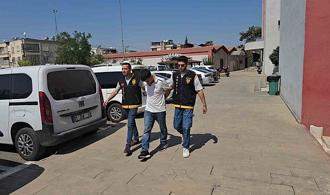 O anlar kamerada: 2 iş yerini soydu, 3'üncüde suç üstü yakalandı