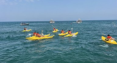 Öğrenciler atık malzemelerden yaptıkları teknelerle yarıştılar