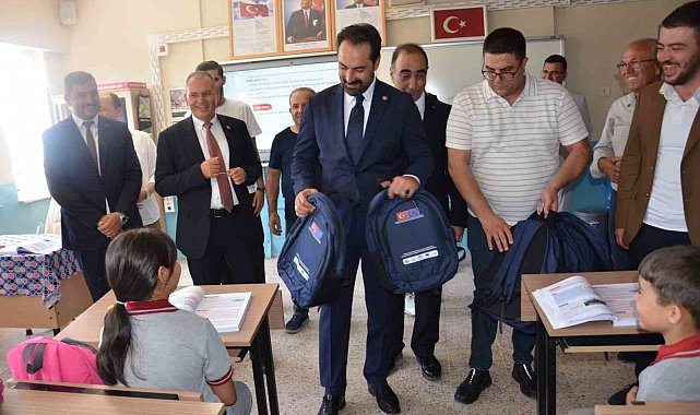 Öğrencilere okulun ilk gününde çanta sürprizi