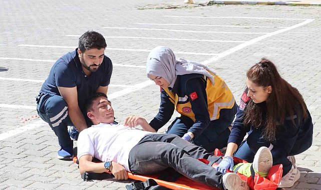 Öğrencilere uygulamalı ilk yardım eğitimi verildi