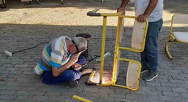Öğrencileri için kaynak makinesinin başına geçti