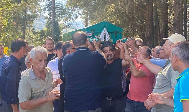 Öğretmen babanın en ağır yükü: Okul bahçesinde fenalaşan oğlunun tabutunu bir an olsun bırakmadı