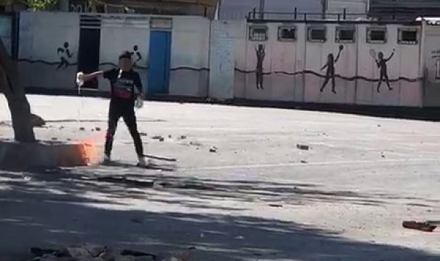 Okulun camlarını kırdılar, bahçesinde ateş yaktılar