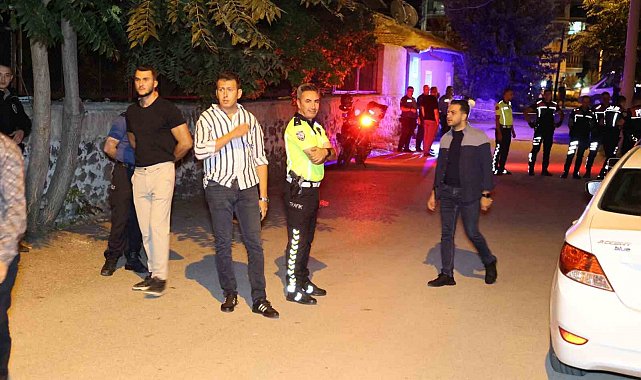 Önce komşusunu sonra annesi ile kardeşini ardından kendini vuran genç hayatını kaybetti