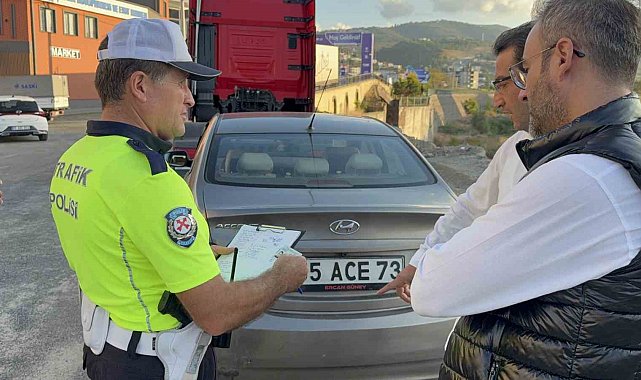 Önüne çıkan kediye çarpmamak için yavaşlayan otomobile motosiklet çarptı: 1 yaralı