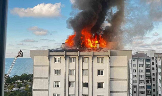 Ordu'da 7 katlı binanın çatısı alev alev yandı