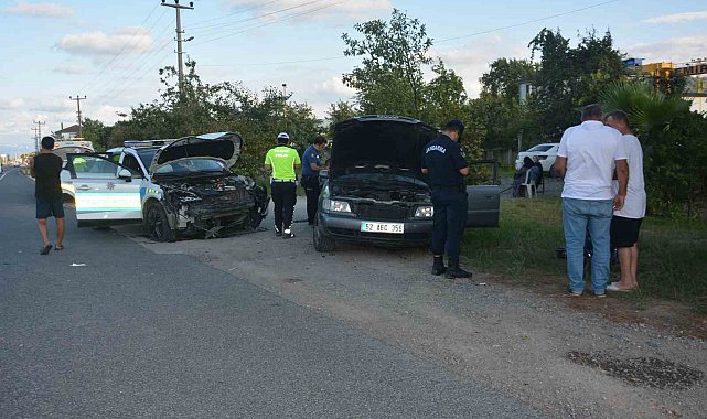 Ordu'da kontrolden çıkan otomobil, polis otosuna çarptı: 2 yaralı