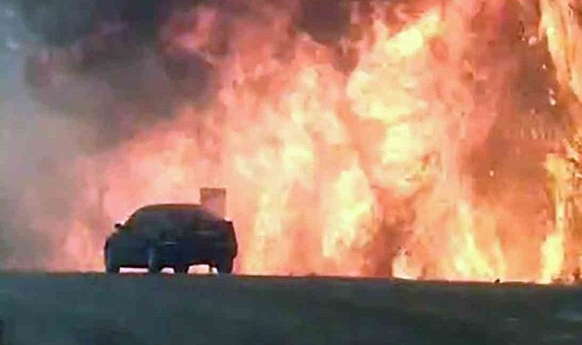 Orman yangınında araç alevlerin arasında kadı