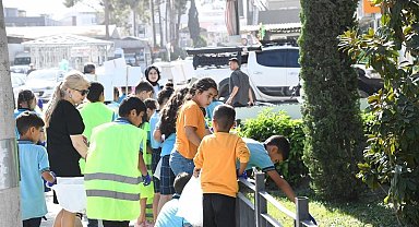 Osmaniye'de öğrenciler caddede yere atılan sigara izmaritlerini topladı