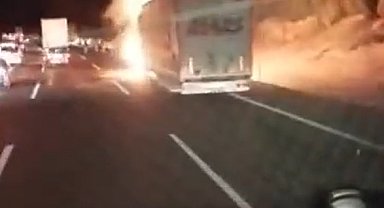 Otobanda tır yandı, patlama anı kamerada