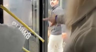 Otobüs sürücüsü yolculara küstü otobüsü durağa çekip kendisi aşağıya indi