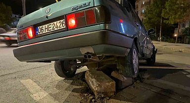 Otomobil refüje çıktı, kazanın ardından araçtan inip kaçtılar