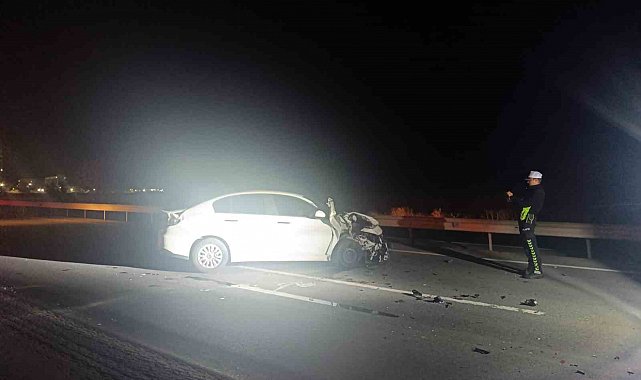 Otomobil traktörün römorkuna çarptı: 2 yaralı