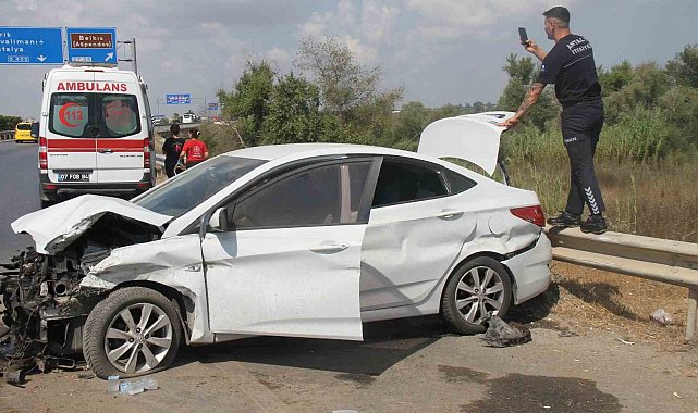 Otomobil yol kenarında bariyerlere çarptı: 2 yaralı