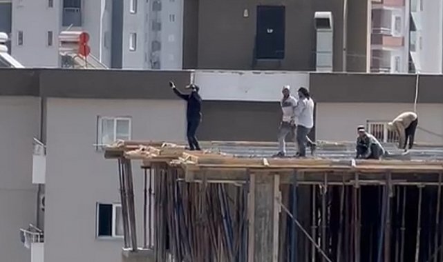 Otomobilden müzik sesi duyan işçiler 10. katta halay çekti