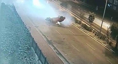 Otomobilin, kaldırımda yürüyen yayaların arasına daldığı anlar kamerada