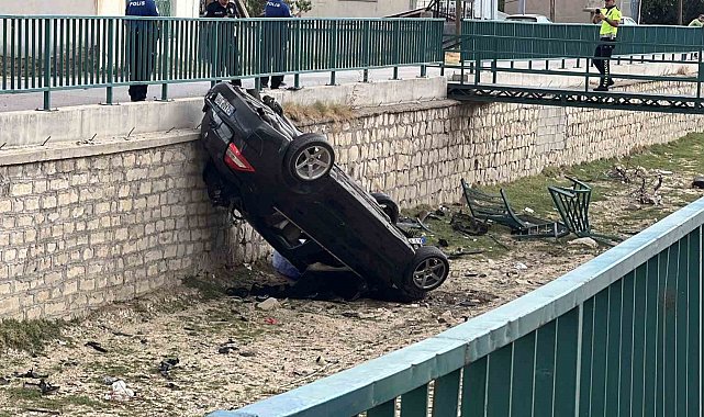 Otomobilin kanala uçtuğu kaza anı kamerada