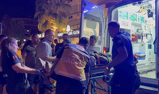 Otomobille çarpışan motosiklet sürücüsü kaldırıma savruldu: 1 yaralı