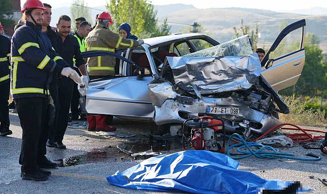 Otomobiller kafa kafaya çarpıştı: Sürücüler hayatını kaybetti