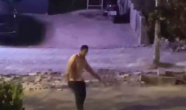 Otostop çektiği araçların durması için yola taş koydu