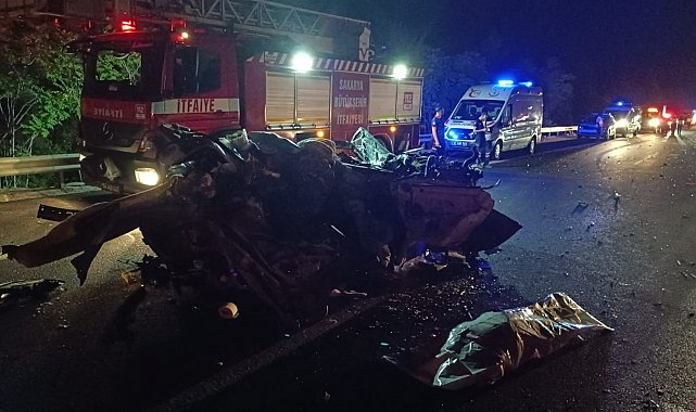 Otoyolda feci kaza, araçtan geriye hurda yığını kaldı: 1 ölü, 1 yaralı