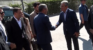 Özgür Özel ve DEM Parti heyeti CHP'nin Sarıyer'deki binasına geldi