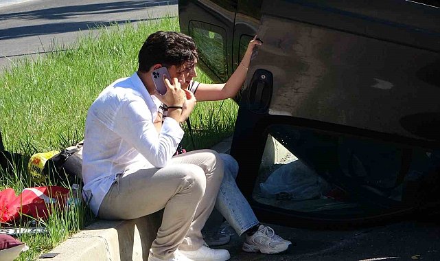 Palmiyeye çarpan araç takla attı: 2 yaralı