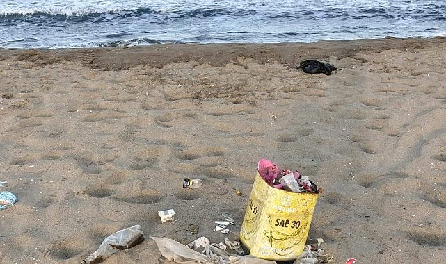 Pamucak kumsalı izmarit ve çöpten geçilmiyor