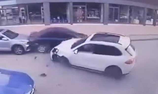 Panelvan ile çarpışan Porsche'nin tekeri koptu