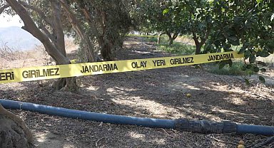Para için arkadaşını narenciye bahçesinde satırla doğrayan şahıs yakalandı