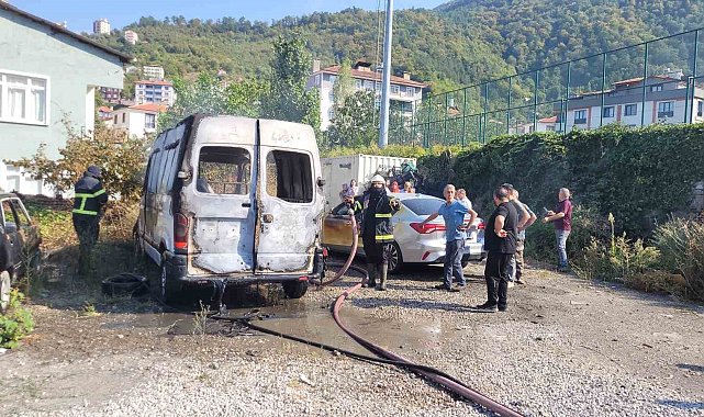 Park halinde alevlere teslim olan panelvan araç yandı
