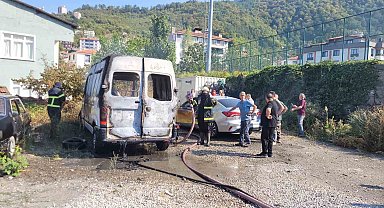 Park halinde alevlere teslim olan panelvan araç yandı
