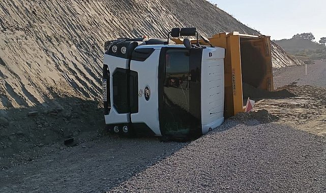 Park halindeki kamyon hareket edip devrildi