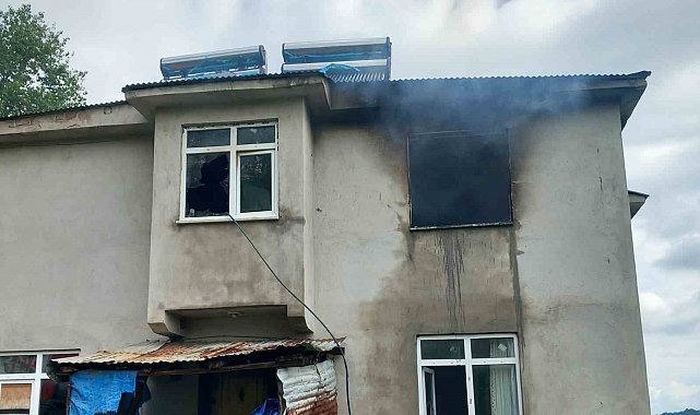 Perdenin tutuşmasıyla ev yandı: Eşyalar kül oldu