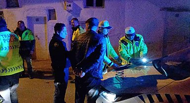 Plakasız otomobille polisten kaçtılar, duvara çarpınca yakalandılar